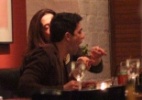 Cláudia Raia dá comida na boca do namorado durante jantar no Rio - AgNews