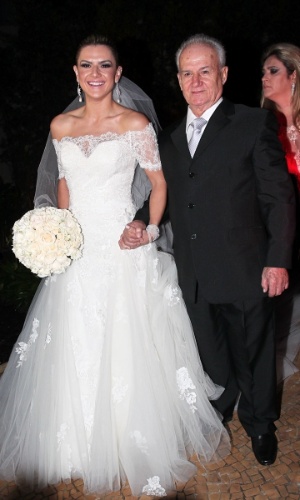 A noiva Mirella Santos chega com seu pai para o casamento com Ceará, do "Pânico", em São Paulo (1/6/12)