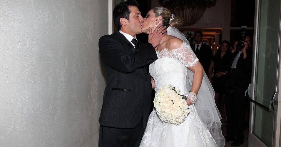 Ceará e Mirella se beijam no encerramento da cerimônia, que aconteceu no bairro do Butantã, em São Paulo (1/6/12)