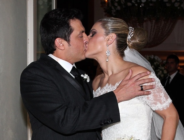 Ceará e Mirella se beijam no encerramento da cerimônia, que aconteceu no bairro do Butantã, em São Paulo (1/6/12)