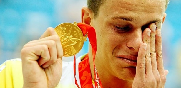 Cesar Cielo se emociona ao conquistar a medalha de ouro nos Jogos Olímpicos de Pequim-2008