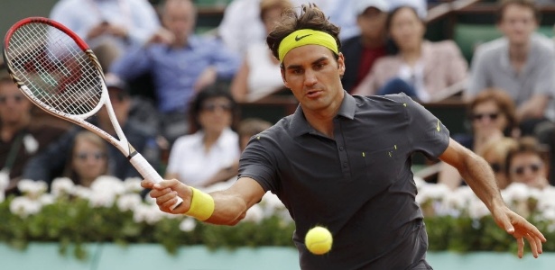 Federer rebate bola no duelo contra o francês Nicolas Mahut em Paris - REUTERS/Benoit Tessier