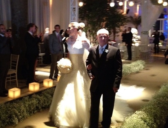 O casal não permitiu fotógrafos dentro da cerimônia. O cabeleireiro Marco Antonio de Biaggi postou em seu Twitter uma imagem da noiva entrando acompanhada de seu pai