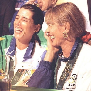 Paula e Hortência após conquistarem a medalha de prata nos Jogos Olímpicos de Atlanta-1996 - Arquivo/Folhapress - Arquivo/Folhapress