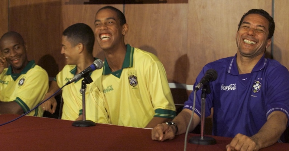 Ronaldinho gaúcho e Vanderlei Luxemburgo riem em entrevista, em 1999