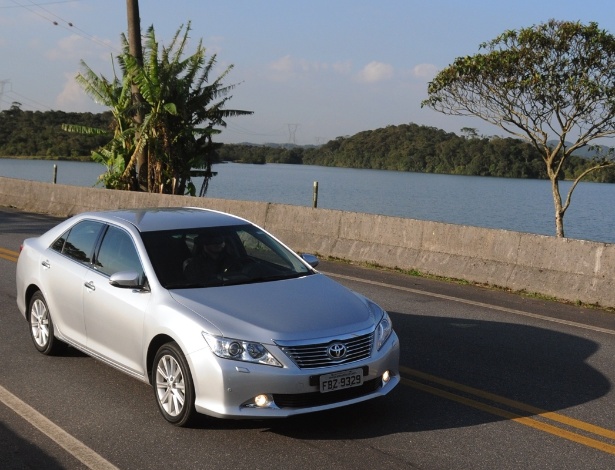 Todo reto: novo Toyota Camry abandonou os traços delgados da geração anterior - Murilo Góes/UOL