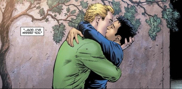 Trecho da HQ "Earth 2", em que o personagem Lanterna Verde beija um amigo - Reprodução
