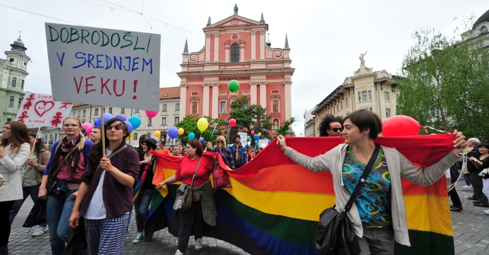 2jun2012---manifestantes-tomas-as-ruas-de-ljubljana-na-eslovenia-para-celebrar-o-orgulho-gay-1338674089027_956x500.jpg (956×500)