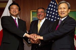 Na foto, os secretários de Defesa dos EUA, Leon Panetta (ao centro), do Japão, Shu Watanabe (à esquerda), e da Coreia do Sul, Kim Kwan-Jin (à direita), em Cingapura