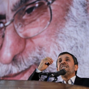 Presidente iraniano Mahmoud Ahmadinejad faz discurso tendo ao fundo o retrato do líder supremo do país, o aiatolá Khamenei - Atta Kenare/AFP