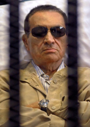 2.mai.2012 - Ex-presidente Hosni Mubarak é levado para penitenciária, após ouvir sua sentença no tribunal do Cairo, no Egito.
