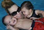 Mariah Carey divulga na web foto sua na piscina com os filhos Moroccan e Monroe - Reprodução/Facebook