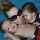 A cantora Mariah Carey divulgou na internet foto na piscina junto de seus dois filhos, os gêmeos Moroccan e Monroe. Os meninos completaram 1 ano no mês de abril (2/6/12) - Reprodução/Facebook