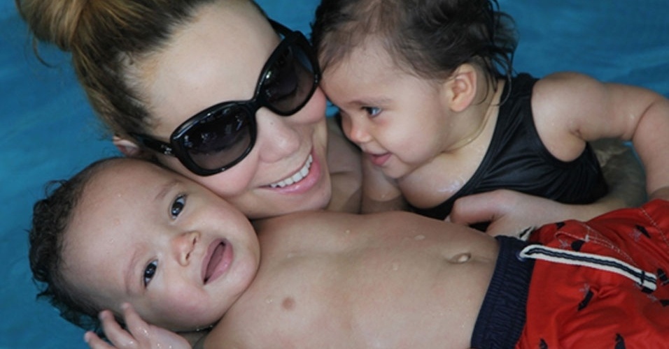 A cantora Mariah Carey divulgou na internet foto na piscina junto de seus dois filhos, os gêmeos Moroccan e Monroe. Os meninos completaram 1 ano no mês de abril (2/6/12)