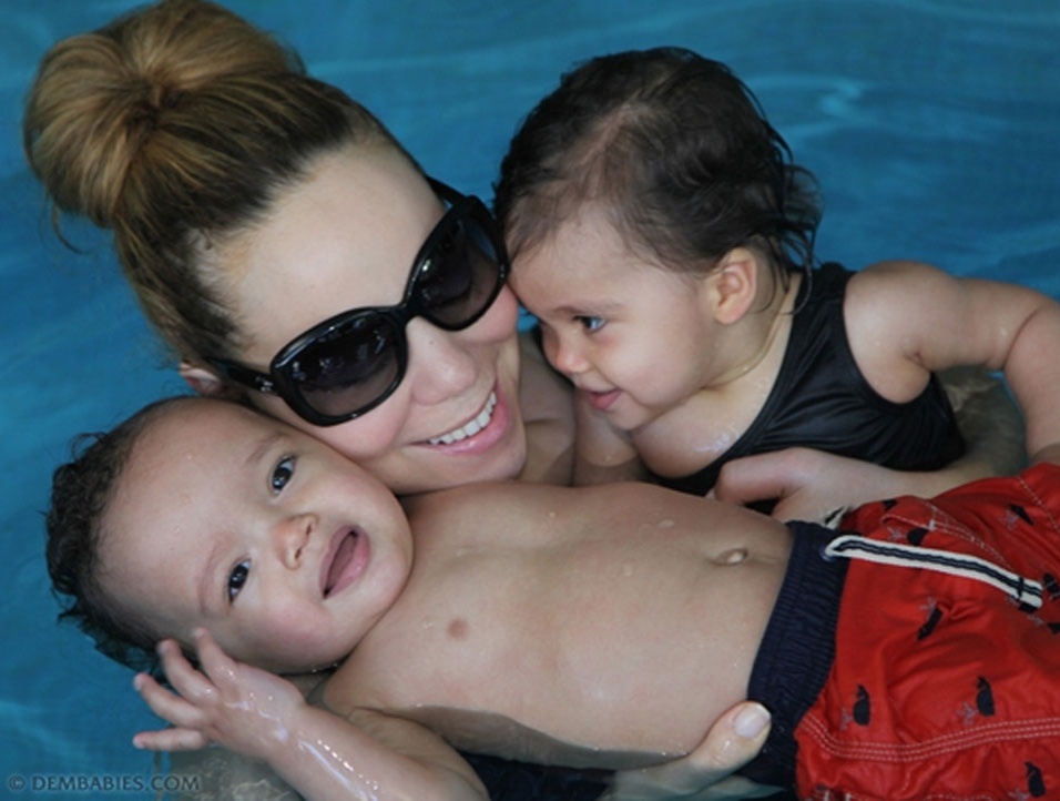 A cantora Mariah Carey divulgou na internet foto na piscina junto de seus dois filhos, os gêmeos Moroccan e Monroe. Os meninos completaram 1 ano no mês de abril (2/6/12) - Reprodução/Facebook