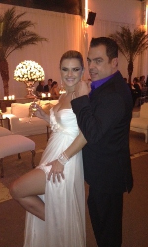 Marco Antônio de Biaggi divulgou neste sábado foto em que Mirella aparece com o segundo vestido que usou em seu casamento, junto da mensagem: "Olhe o segundo vestido da noiva @misantosoficial, um luxo !!!" (2/6/12)