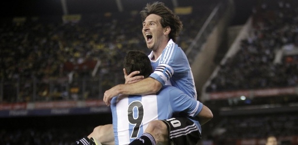 Messi anotou um gol e participou dos outros três, um deles de Higuaín (camisa 9)