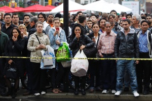 Pessoas observam do lado de foram de shopping centre em Toronto, no Canadá, onde houve um tiroteio 
