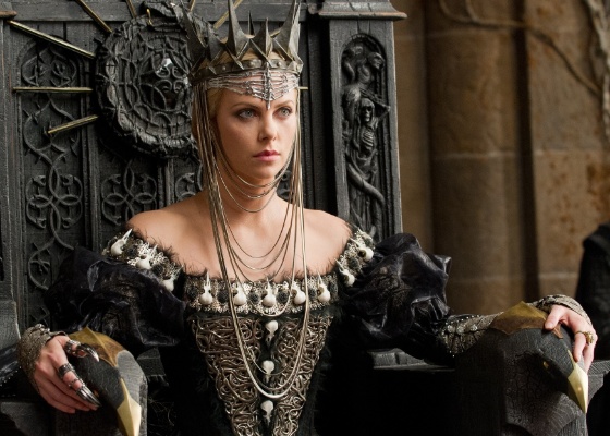 Charlize Theron em cena de "Branca de Neve e o Caçador" - Divulgação