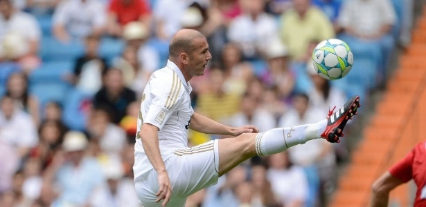 Ex-meia do Real Madrid, Zinedine Zidane mostra que não perdeu a categoria - AFP PHOTO/ DANI POZO