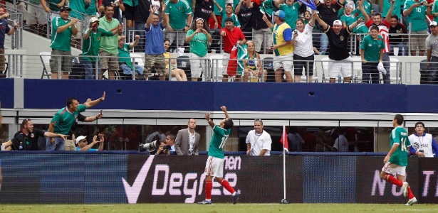 Giovani dos Santos comemora após marcar pelo México em amistoso contra a seleção brasileira
