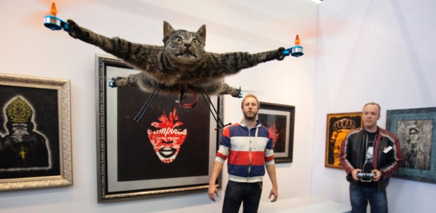 Bart Jansen (esq.) criou uma homenagem póstuma de gosto duvidoso... empalhou o próprio gato e acoplou seus restos mortais em um mini-helicóptero - Cris Toala Olivares/Reuters