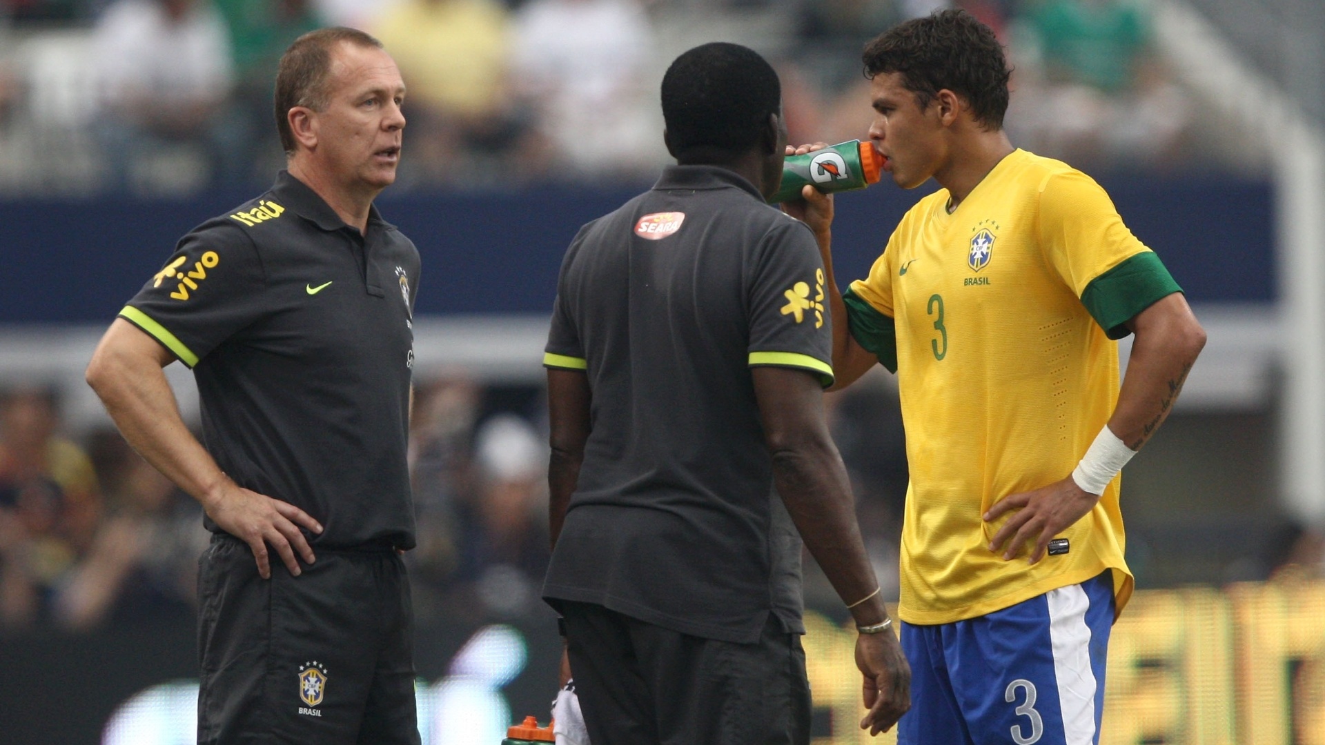 Mano Menezes orienta Thiago Silva no jogo contra o México. Zagueiro deixou a partida machucado