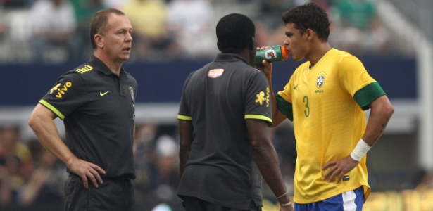 Mano Menezes orienta Thiago Silva no jogo contra o México. Zagueiro é dúvida