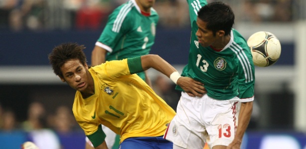 Neymar duela com seu principal marcador, o camisa 13 mexicano Meza - Mowa Press