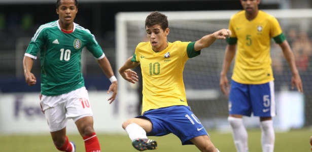 Oscar, meia da seleção brasileira, tenta a jogada durante partida recente contra o México