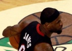 LeBron James peca em lance decisivo, é excluído por faltas e Heat cede empate aos Celtics