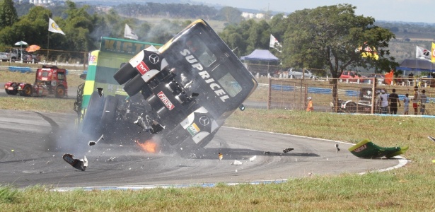 Piloto Geraldo Piquet sofreu um acidente espetacular neste domingo na Fórmula Truck  - Divulgação