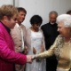 04.jun.2012 - A rainha Elizabeth 2ª cumprimenta o músico Elton John nos bastidores do show que comemorou seu Jubileu de Diamante em frente ao Palácio de Buckingham, em Londres, nesta segunda-feira (4) - Dave Thompson /AFP