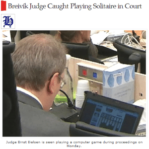 Câmera de TV flagra juiz do caso do atirador da Noruega jogando paciência durante julgamento