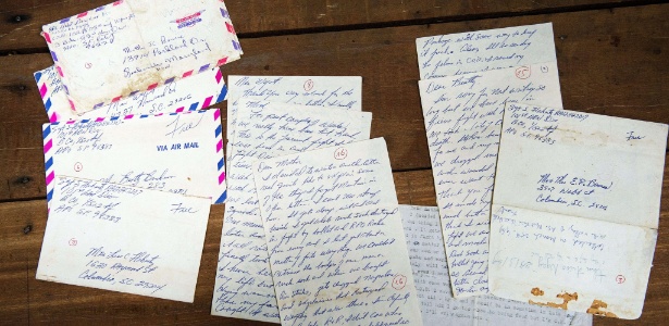 Cartas escritas pelo sargento americano Steve Flaherty, no período em que ele servia os EUA na Guerra do Vietnã, em 1969. As cartas foram entregues ao secretário de Defesa dos EUA, Leon Panetta - Jim Watson/AFP