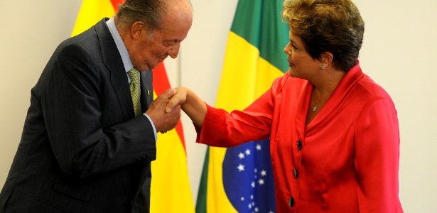 O rei Juan Carlos beija a mão da presidente Dilma Rousseff durante audiência em Brasília - Pedro Ladeira/AFP