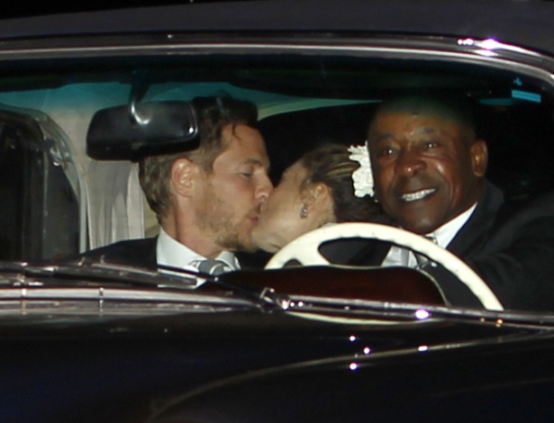 Atriz Drew Barrymore beija o noivo Will Kopelman após se casarem na Califórnia (2/6/12)