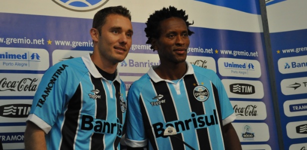 Fábio Aurélio [e] e Zé Roberto [d] em apresentação pelo Grêmio nesta segunda - Marinho Saldanha/UOL Esporte