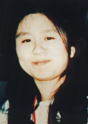 Foto sem data de Naoko Kikuchi, antiga membro da seita Verdade Suprema, capturada neste final de semana em Tóquio (Japão) após 17 anos foragida