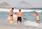 Atores de "Avenida Brasil" curtem praia na zona oeste do Rio - AgNews