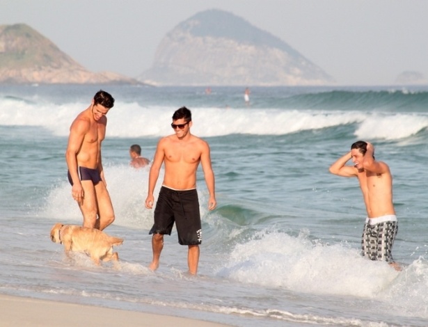 José Loreto (de sunga), Bruno Gissoni (de bermuda preta) e Daniel Rocha (no mar) se divertiram na praia da Barra da Tijuca, zona oeste do Rio (4/6/12)