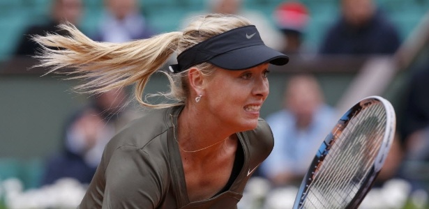 Maria Sharapova corre para alcançar a bola durante as oitavas de final em Paris - Gonzalo Fuentes /Reuters