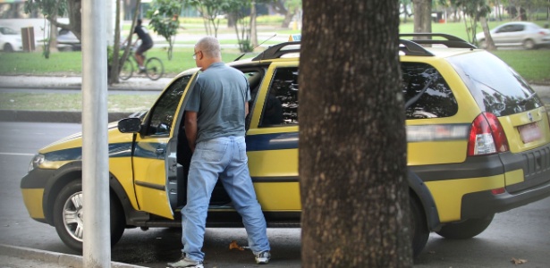 Reportagem do UOL flagrou taxistas urinando na praça Paris, zona sul do Rio de Janeiro - Júlio César Guimarães/UOL