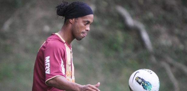 Kalil deseja ver Ronaldinho em campo já nesta quarta-feira contra o Bahia - Bruno Cantini/CAM