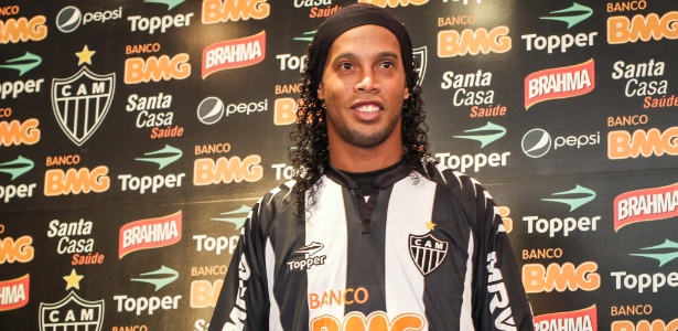 Ronaldinho foi apresentado na segunda-feira e assinou contrato até dezembro - Bruno Cantini/Divulgação