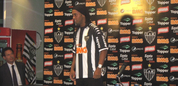 Há um ano, na Cidade do Galo, Ronaldinho era apresentado como reforço do Atlético - Bernardo Lacerda/UOL