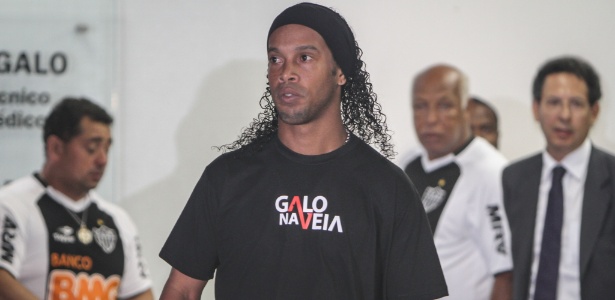 Ronaldinho usa uma camisa com os dizeres "Galo na veia" em seu 1º dia no Atlético-MG - Bruno Cantini/Divulgação