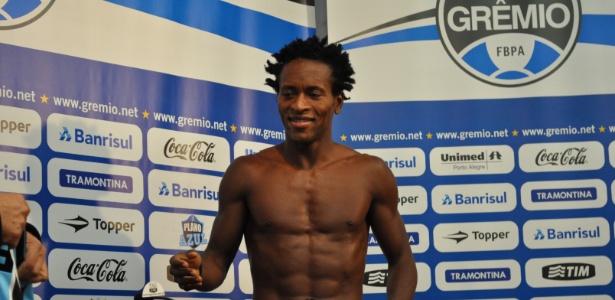 Zé Roberto faz questão de tirar camisa para provar que não está fora de forma - Marinho Saldanha/UOL Esporte