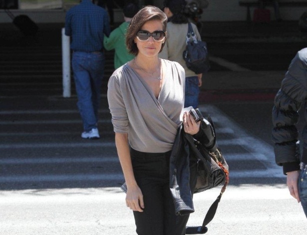A atriz Deborah Secco desembarca no aeroporto internacional de Los Angeles, nos Estados Unidos (5/6/12)