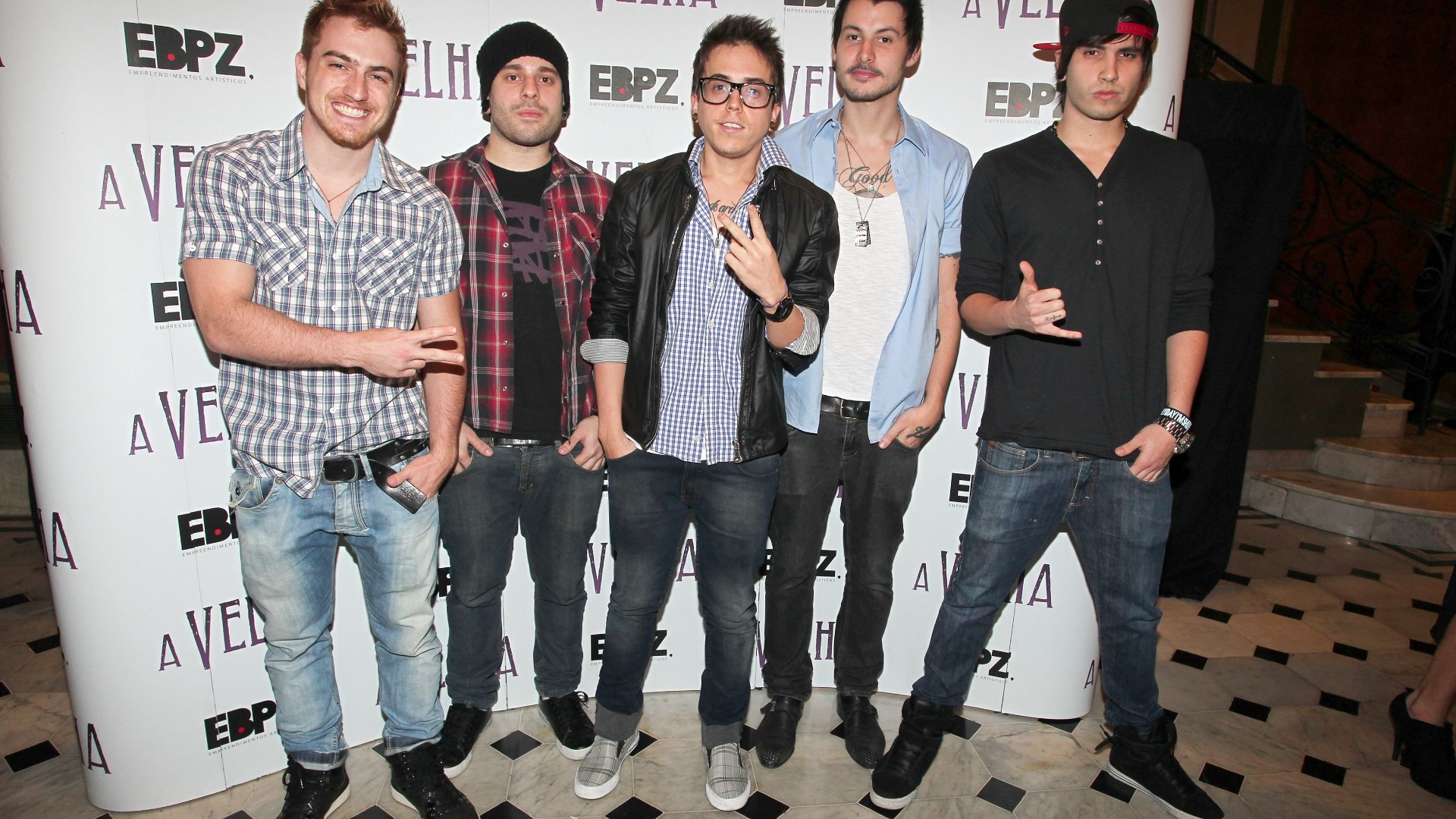 David Casali, Pedro Calopreso, Diego Silveira, Danilo Valbusa e Bruno Prado, da banda Cine,  na estreia do monólogo "A Velha", no Teatro Abril em São Paulo (4/6/12) - Foto Rio News